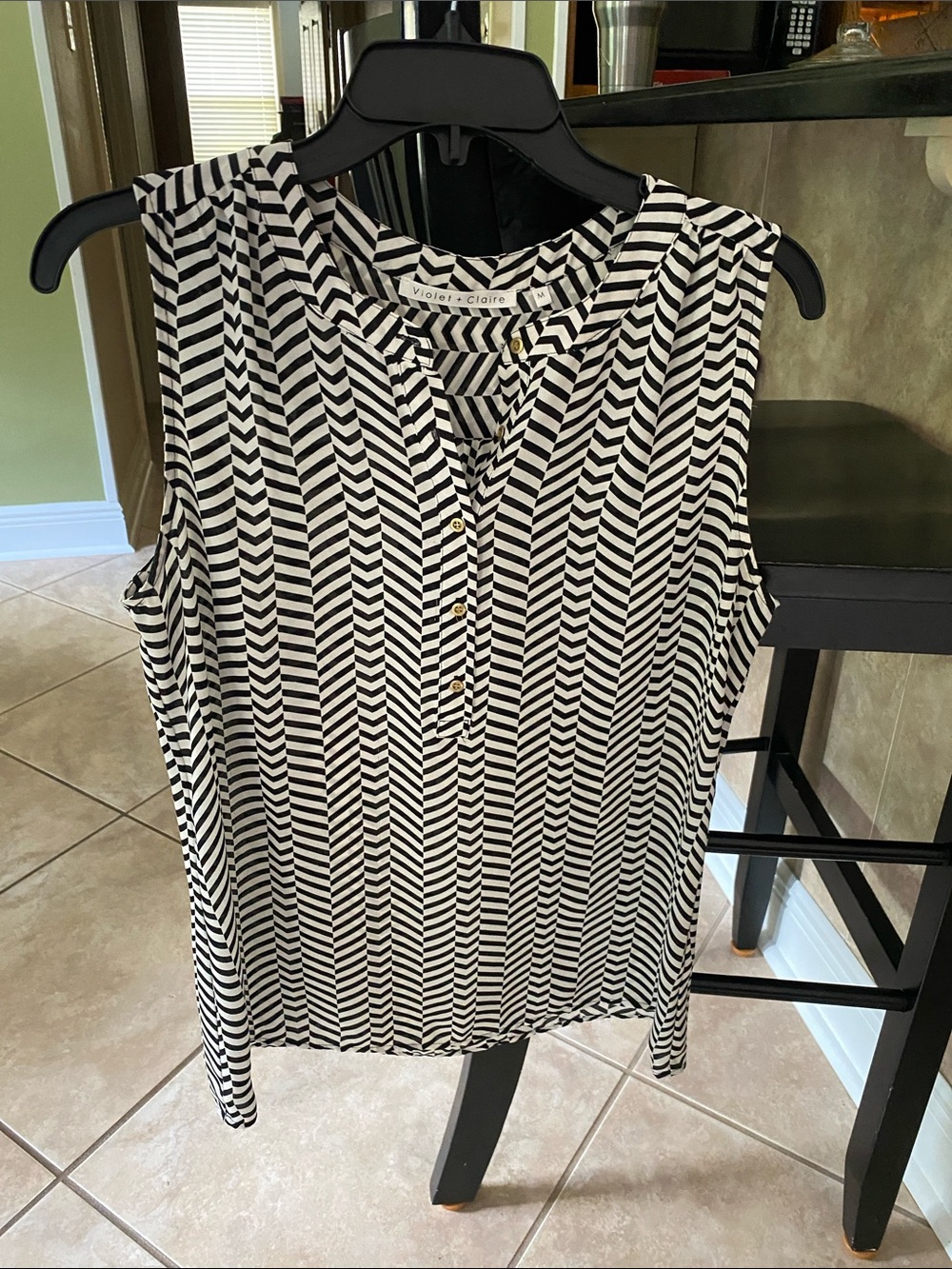 Violet & Claire Black and White Sleeveless Chevron-Stripe V-Neck Top